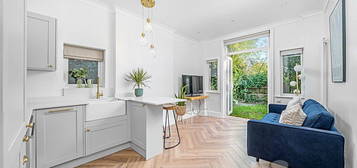 Flat for sale in Avondale Road, Palmers Green N13