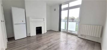 Flat to rent in Angel Close, London N18