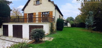 Spacieuse maison traditionnelle avec grand sous-sol et jardin.