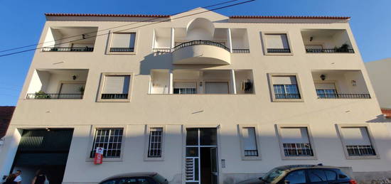 Arrendamento de Apartamento T2  na rua José Maria Nicolau, 96