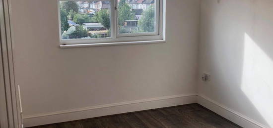 Flat to rent in Cranbrook Road, Ilford IG1