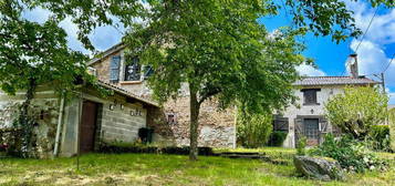 Dans un village préservé et typique du Haut Limousin, découvrez cette jolie maison de campagne de construction traditionnelle