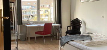 Helles zentrales vollmöbliertes WG-Zimmer mit Balkon, 18m2