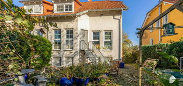 Doppelhaushälfte mit Carport, Garten mit Terrasse und Gartenhaus und Tageslichtbädern