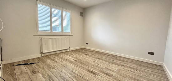 Room to rent in Boleyn Avenue, Enfield EN1