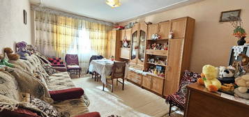 Apartament cu 2 camere, etaj intermediar, zona Școlii nr. 11