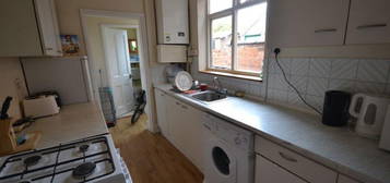 Terraced house to rent in Hartopp Road, Leicester LE2