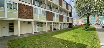 Flat to rent in Wallis Road, Southall UB1