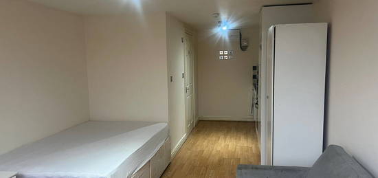 Studio to rent in E Mill Gardens, - Mill Street, Luton LU1