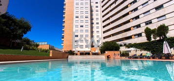 Apartamento T2 com Terraço 112m2, Piscina e Jardins Privados em Condom