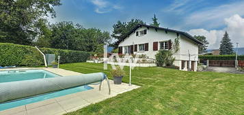 Charmante maison au calme avec beau terrain et piscine !