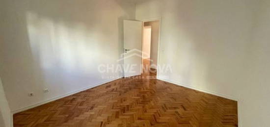 Arrendamento de Apartamento T2  na rua Azedo Gneco