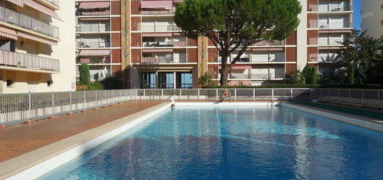 Studio Meublé Carnolès en bord de mer