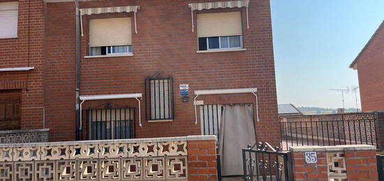 Chalet adosado en venta en calle San Isidro, 6