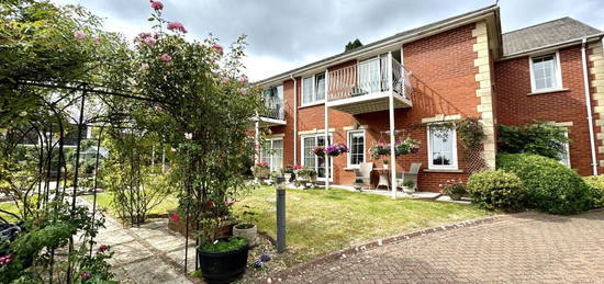 Flat for sale in Hartford Court, Hartley Wintney, Hook RG27