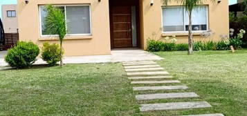 Casa en Alquiler en Barrio San Eduardo, Pilar del Este