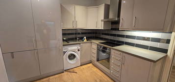 Flat to rent in High Street, Addlestone KT15