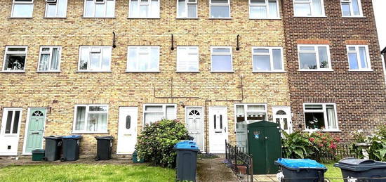 Maisonette to rent in May Close, Chessington, Surrey. KT9