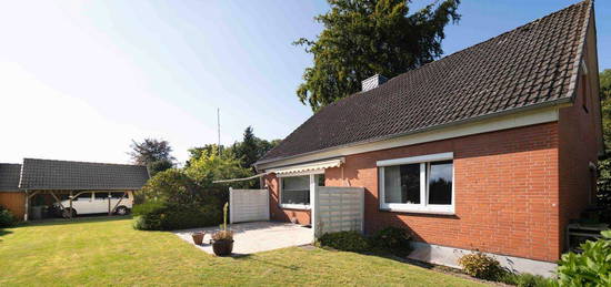 Charmantes Einfamilienhaus mit großzügigem Garten und Carport zur Vermietung