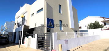 Moradia Nova com Piscina Privada - O Refúgio Perfeito em Vila Nova de Cacela, Algarve