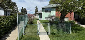38 S Whiteside Cres, Red Deer, AB T4N 5Z1