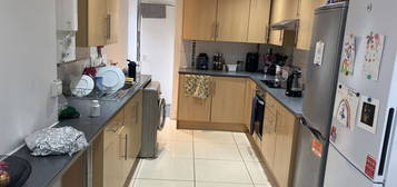 4 bed end terrace house to rent