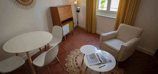 Appartement meublé  à louer, 26 pièces, 26 m², Étage 1/–