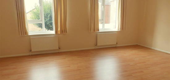 Flat to rent in Aylsham Drive, Uxbridge UB10