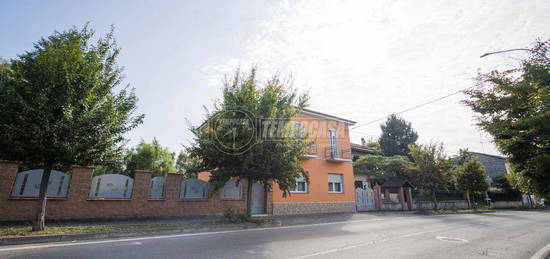 Villa bifamiliare con ampio giardino.