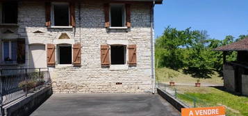 Jolie maison en pierre à 10 min de ARBOIS ET SALINS LES BAINS JURA