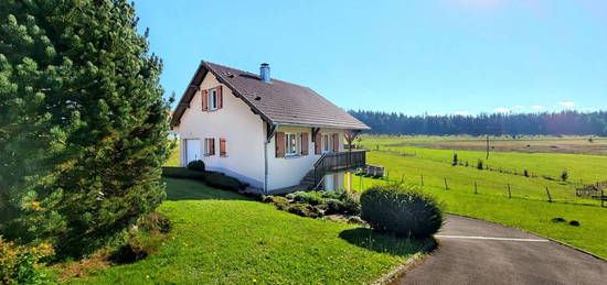 Petite maison d'environ 97m2 au sol très bien entretenue