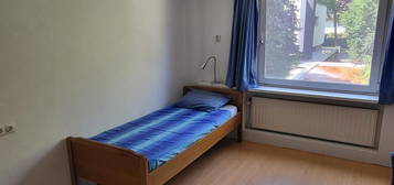 Rustige kamer in woonhuis, bij hospita.