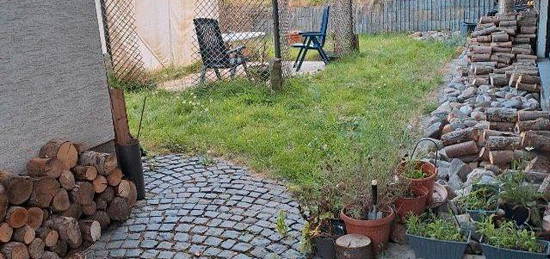 Helle Souterrain-Wohnung mit Terrasse