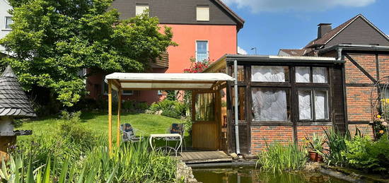 Zweifamilienhaus mit Einliegerwohnung und Teich im Traumgarten