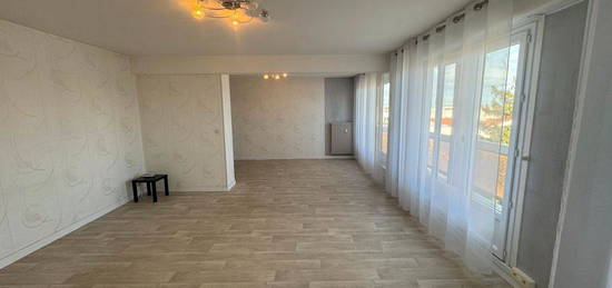 Charmant appartement F4 - 130 m2 avec balcon, parking couvert, cave