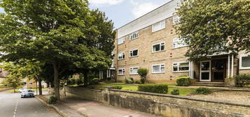 Flat for sale in Avenue Elmers, Surbiton KT6