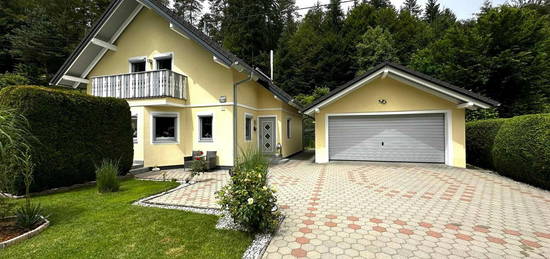 Gemütliches Einfamilienhaus in begehrter Lage mit Pool und Doppelgarage!