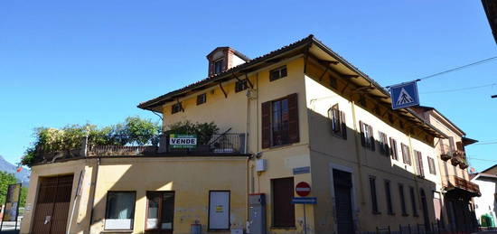 Casa indipendente in vendita in via Martiri Libertà, 36