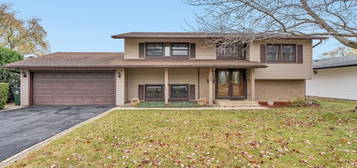 48 Lonsdale Rd, Elk Grove Village, IL 60007