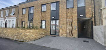 Flat to rent in Wilmot Road, London E10