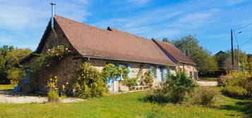 Maison de caractère en pierre à vendre, 2 chambres, beau jardin. Endroit paisible. Dordogne