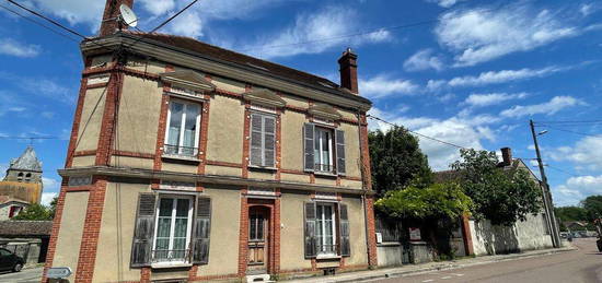 Maison bourgeoise avec dépendance et jardin à Voulx