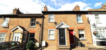 Terraced house to rent in Crescent Road, Warley CM14