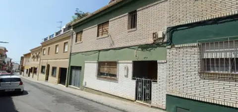 Casa adosada en calle de Vicente Y&#xE1;&#xF1;ez Pinz&#xF3;n