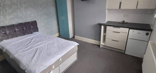 Room to rent in Vicarage Road, Halesowen B62