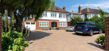 5 bedroom detached house