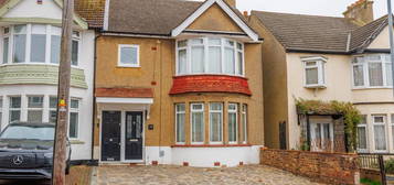 Flat for sale in Southsea Avenue, Leigh-On-Sea SS9