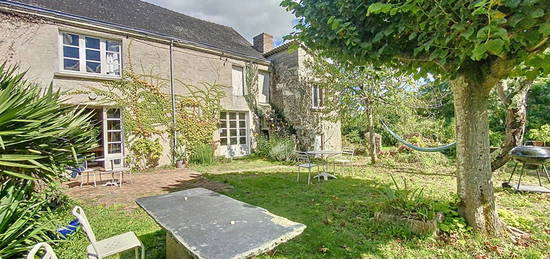 Sur l'ile de Chalonnes, charmante maison ancienne dans un écrin de verdure, sur les bords de Loire.