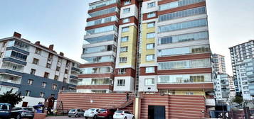 3+1 SİTE İÇERİSİNDE CADDE ÜZERİ TERAS BALKON GENİŞ OTOPARKLI