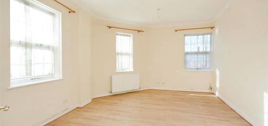 Flat to rent in South End, South Croydon CR0